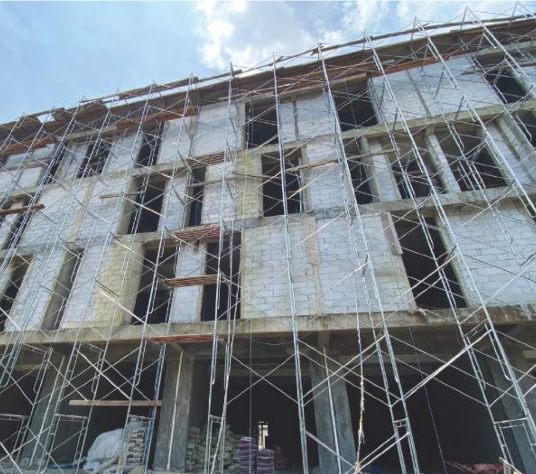 Scaffolding terpasang pada proyek gedung di Nganjuk